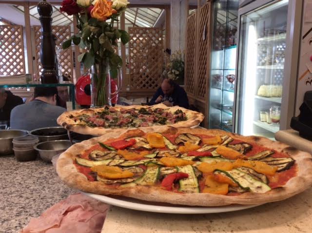Pizze appena sfornate sul banco