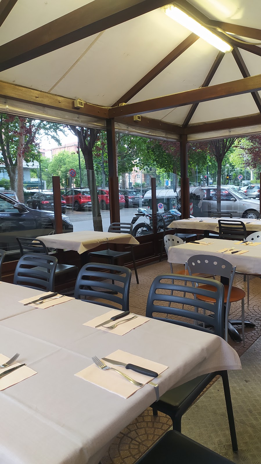 Il dehors coperto della pizzeria