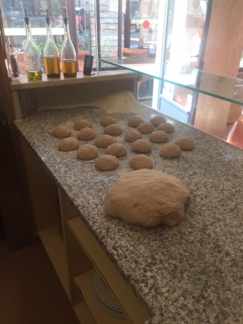 Panetti di impasto in lievitazione sul banco de L'Orchidea