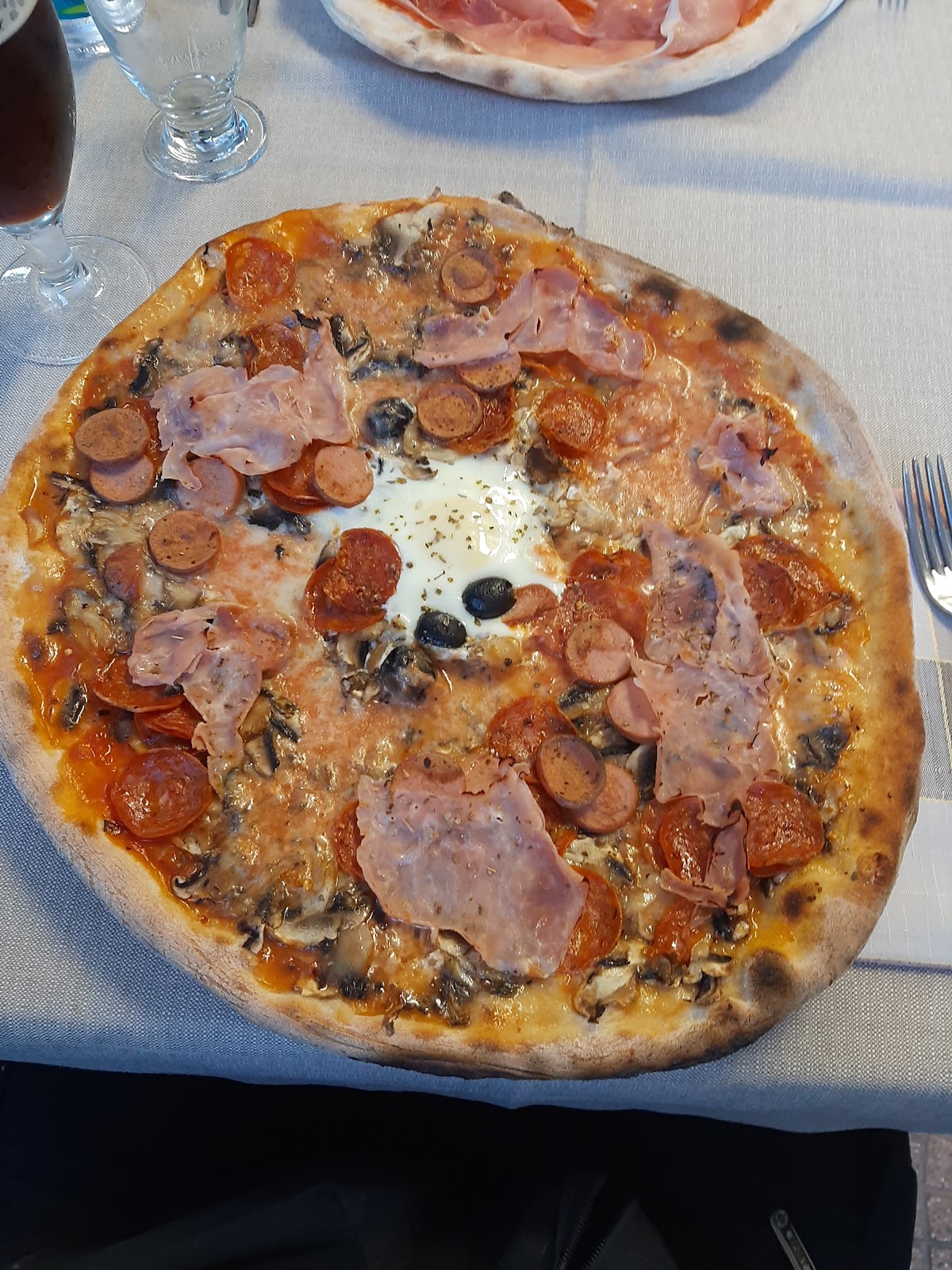 Pizza ricca con cotto e salamino