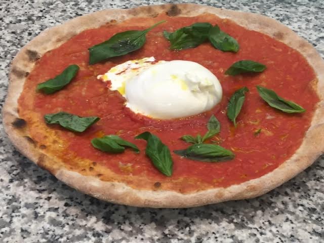 Pizza con burrata e basilico
