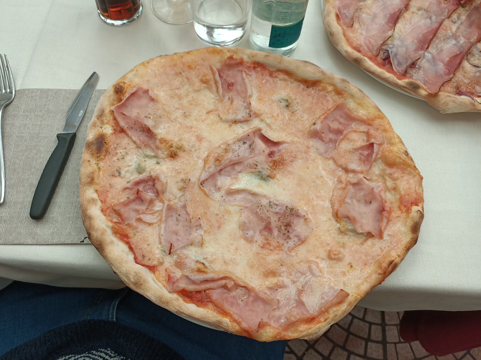 Pizza con prosciutto cotto