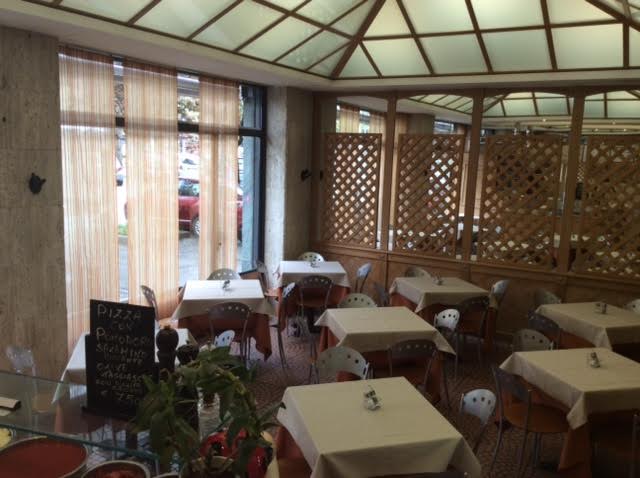 La sala interna della pizzeria
